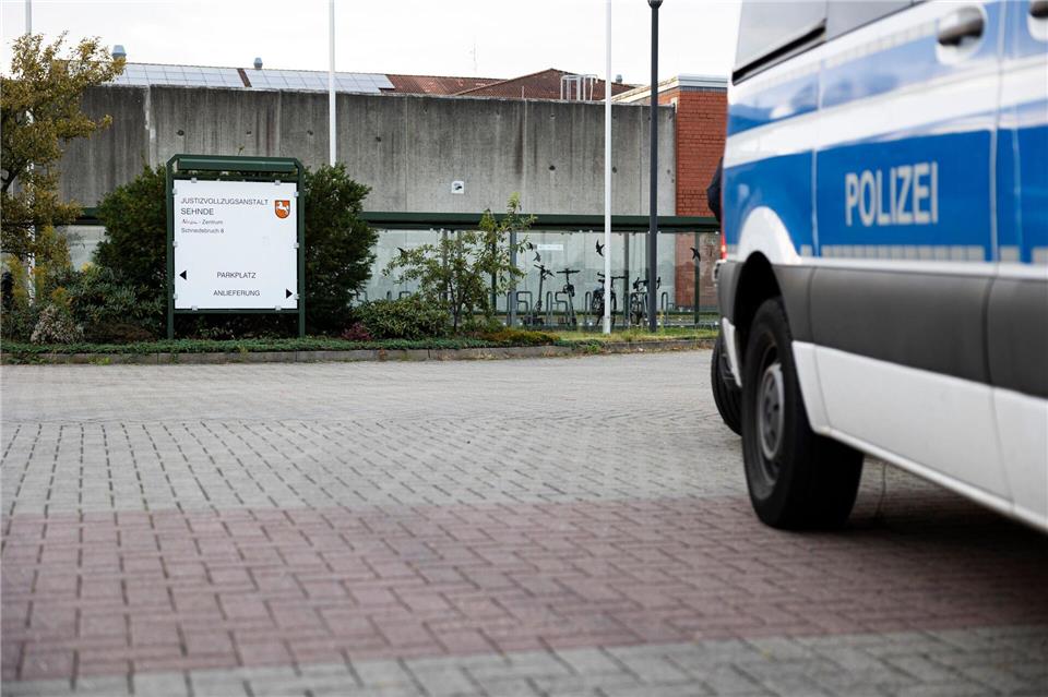 Ein Mannschaftswagen steht vor der JVA. Michael Matthey/dpa