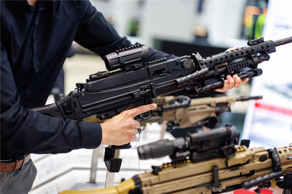 Ein Maschinengewehr von Heckler & Koch bei der Nürnberger Fachmesse Enforce Tac.Daniel Karmann/dpa