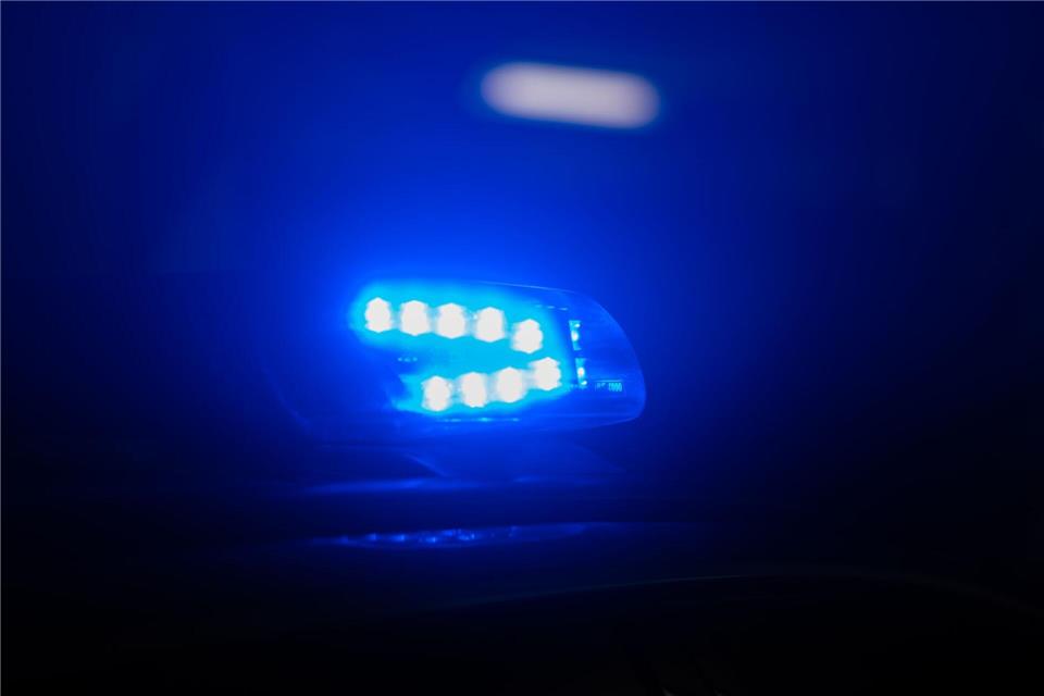 Ein Maskierter hat in Bad Salzdetfurth versucht, einen Supermarkt zu überfallen. (Symbolbild)Robert Michael/dpa