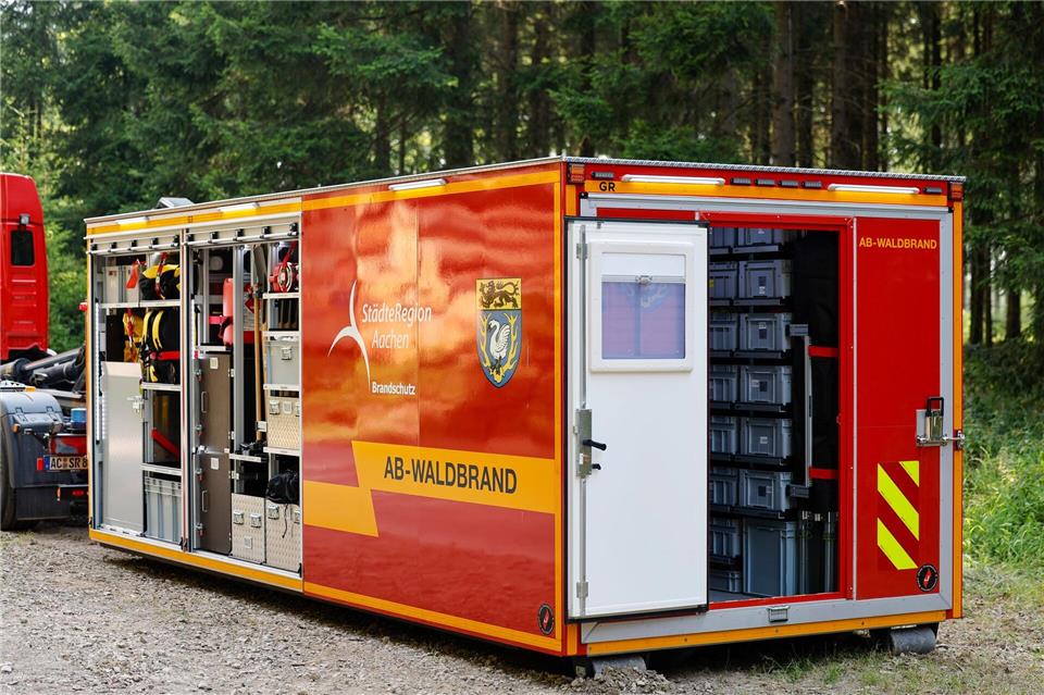 Ein Materialcontainer zur Waldbrandbekämpfung steht in einem Waldgebiet.Thomas Banneyer/dpa
