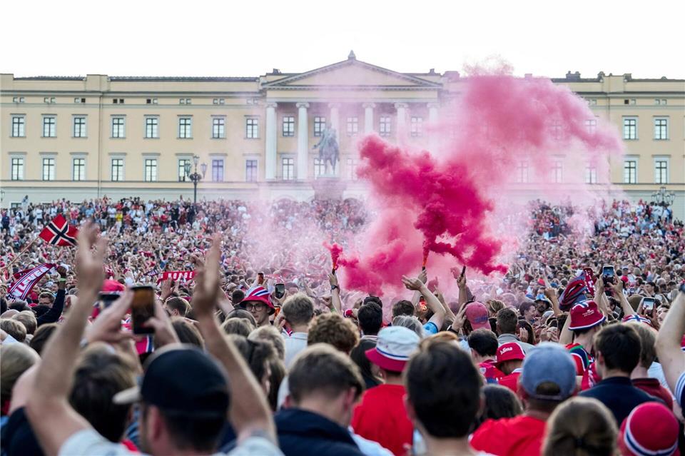 Ein Meer aus Rot, Blau und Weiß: Tausende Norweger feiern den WM-Erfolg vor dem Schloss in Oslo. Javad Parsa/NTB/AP/dpa