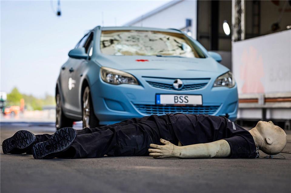 Ein Mensch hätte keine Chance gehabt: Das Crashtest-Auto hatte ihn mit 40 Stundenkilometern ungebremst erfasst.Lars Berg/dpa