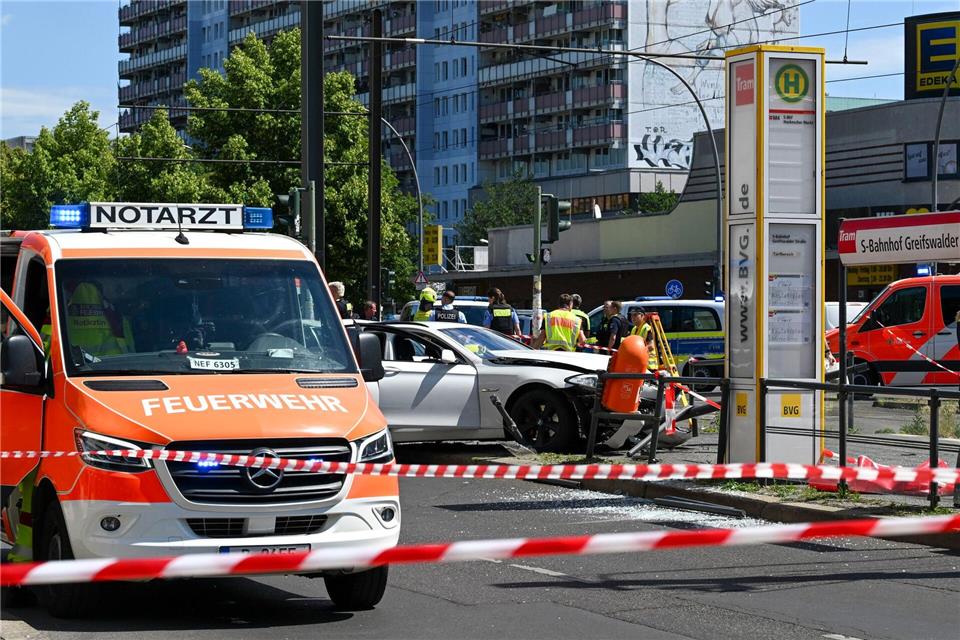 Ein Mensch kam bei dem Unfall ums Leben.Jens Kalaene/dpa