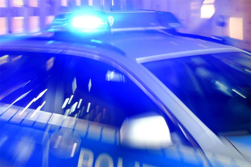 Ein Mensch wurde bei dem Unfall schwer verletzt. (Symbolbild)Carsten Rehder/dpa