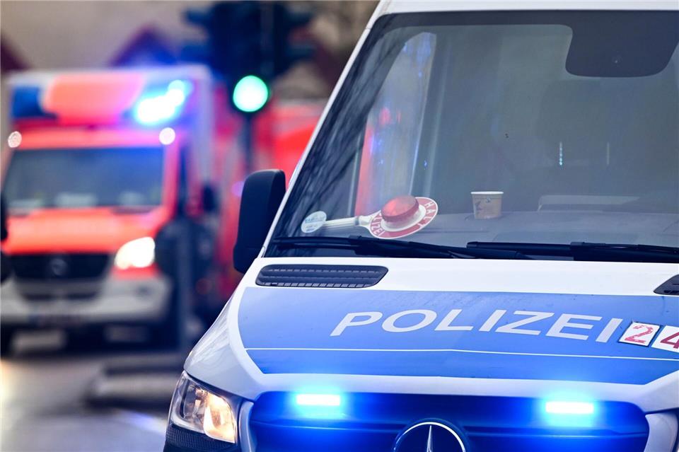 Ein Mensch wurde nach ersten Erkenntnissen leicht verletzt. (Symbolbild)Jens Kalaene/dpa