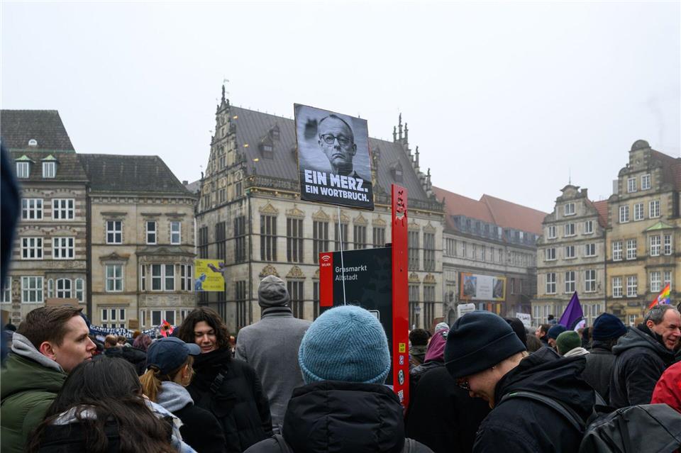 „Ein Merz. Ein Wortbruch.“ steht auf einem Plakat in Bremen in Anspielung auf frühere Aussagen des CDU-Chefs, keine gemeinsamen Mehrheiten mit der AfD anzustreben.Izabela Mittwollen/dpa