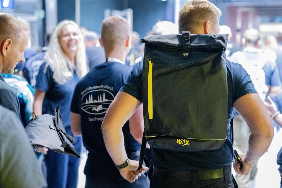 Ein Messebesucher hat bei der Messe Interschutz einen kostenlosen Rucksack ergattert.Julian Stratenschulte/dpa
