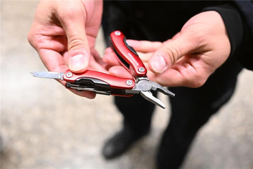 Ein Messerverbot gilt in Rheinland-Pfalz jetzt auch in Bussen und Bahnen des öffentlichen Nahverkehrs. (Symbolbild)Bernd Weißbrod/dpa