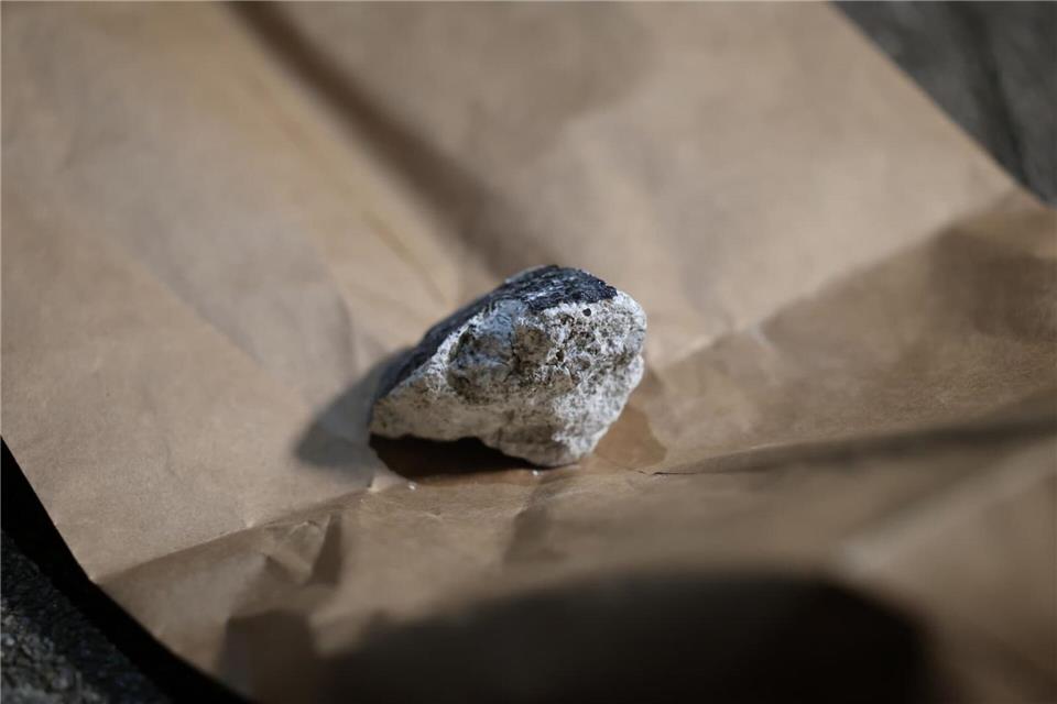 Ein Meteorit ist in Koblenz in ein Hausdach eingeschlagen, dies ist ein Stück davon. (Archivbild)Thomas Frey/dpa