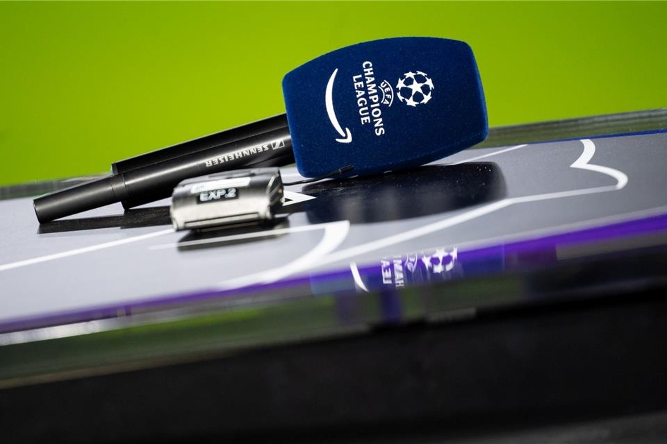 Ein Mikrofon von Amazon Prime liegt vor einem Spiel auf einem Tisch.