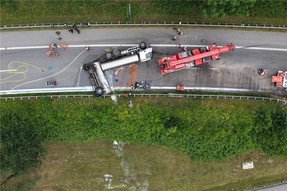 Ein Milchtanklaster ist umgekippt. Sebastian Peters/NEWS5/dpa