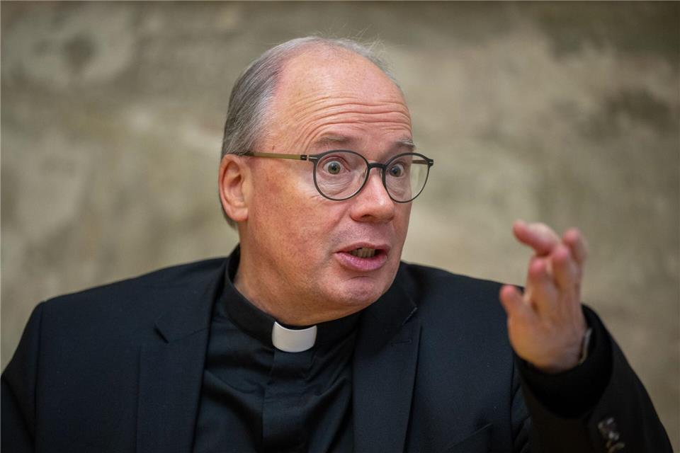 Ein Mindestalter für soziale Medien sieht der Trierer Bischof Stephan Ackermann kritisch. (Archivbild)Harald Tittel/dpa