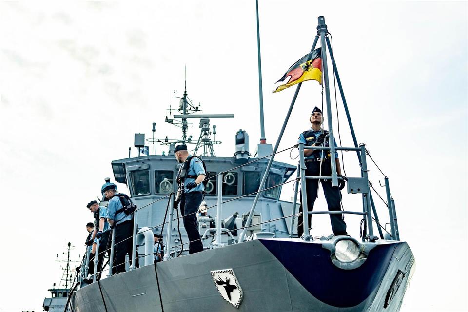 Ein Minenjagdboot startet in Kiel am Freitag zu einem Nato-Einsatz. (Archivbild)Axel Heimken/dpa