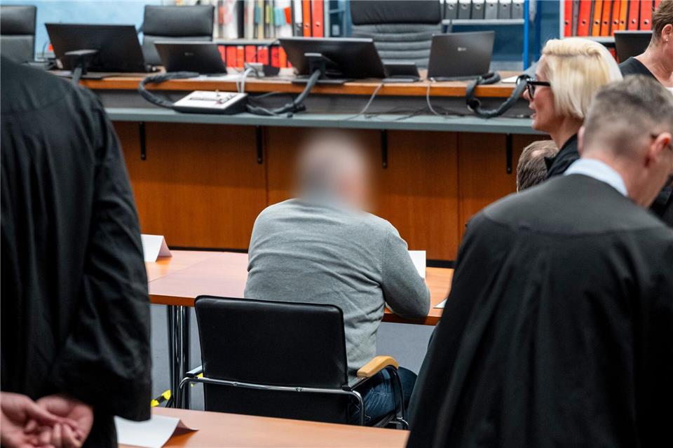 Ein Mineralölhändler und weitere Angeklagte stehen in Hof vor Gericht.Daniel Vogl/dpa