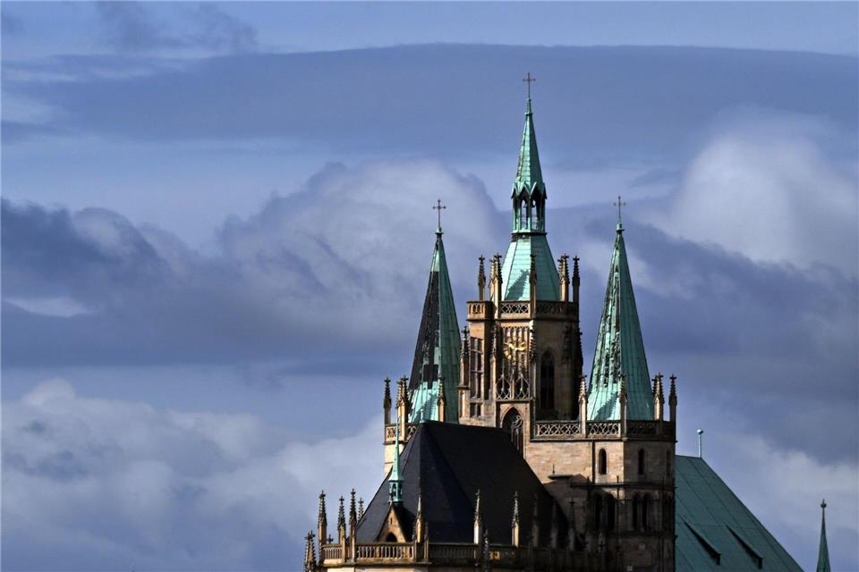 Ein Minus im Haushalt, weniger Kirchenmitglieder und wegfallende Solidaritätszahlungen: Das Bistum Erfurt muss künftig deutlich sparen. (Archivbild) Martin Schutt/dpa
