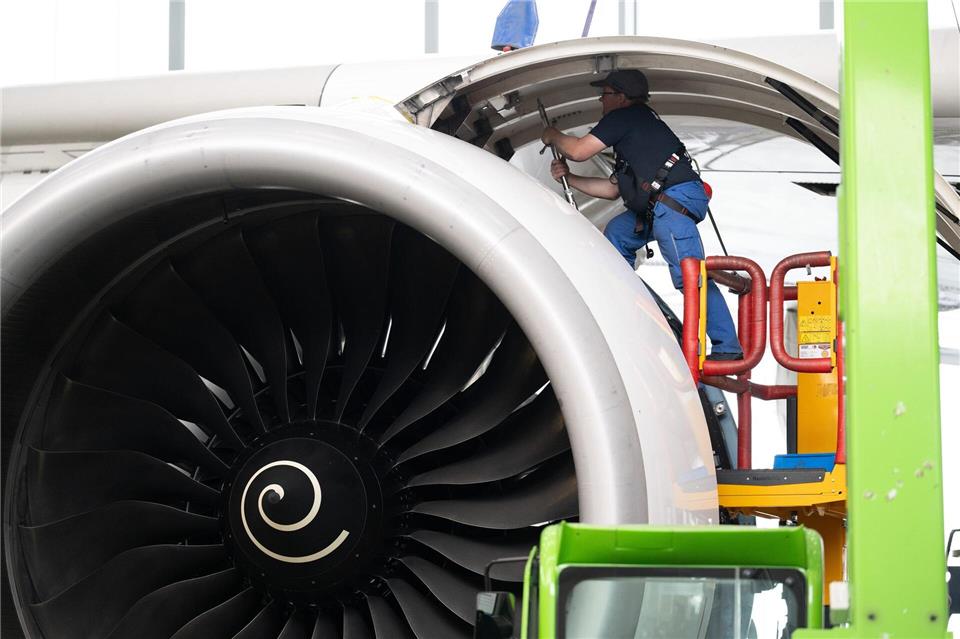 Ein Mitarbeiter der Elbe Flugzeugwerke GmbH arbeitet am Triebwerk eines Airbus A380 der Lufthansa.Sebastian Kahnert/dpa