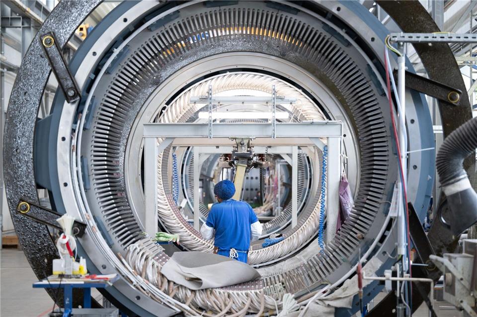 Ein Mitarbeiter der Partzsch Unternehmensgruppe arbeitet an einem Windkraftstator für Windkraftanlagen. (Archivbild)Sebastian Kahnert/dpa