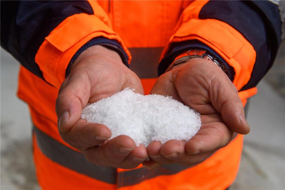 Winterdienst ist auf Schnee und Eis vorbereitet  Ein Mitarbeiter der Straßenmeisterei Gardelegen hält eine Handvoll Straßensalz.Klaus-Dietmar Gabbert/dpa