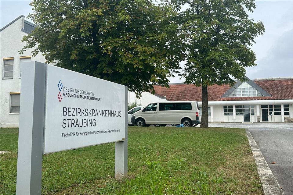 Ein Mitarbeiter des BKH Straubing wurde überwältigt. (Archivbild)Ute Wessels/dpa