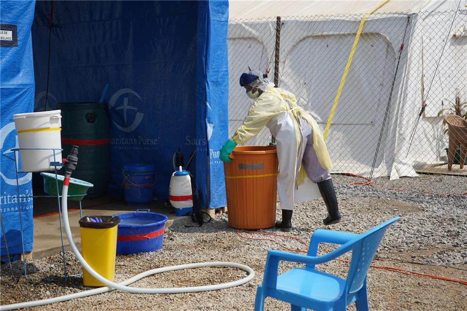 Ein Mitarbeiter des Gesundheitswesens in einem Ebola-BehandlungszentrumProsper Heri Ngorora/AP/dpa