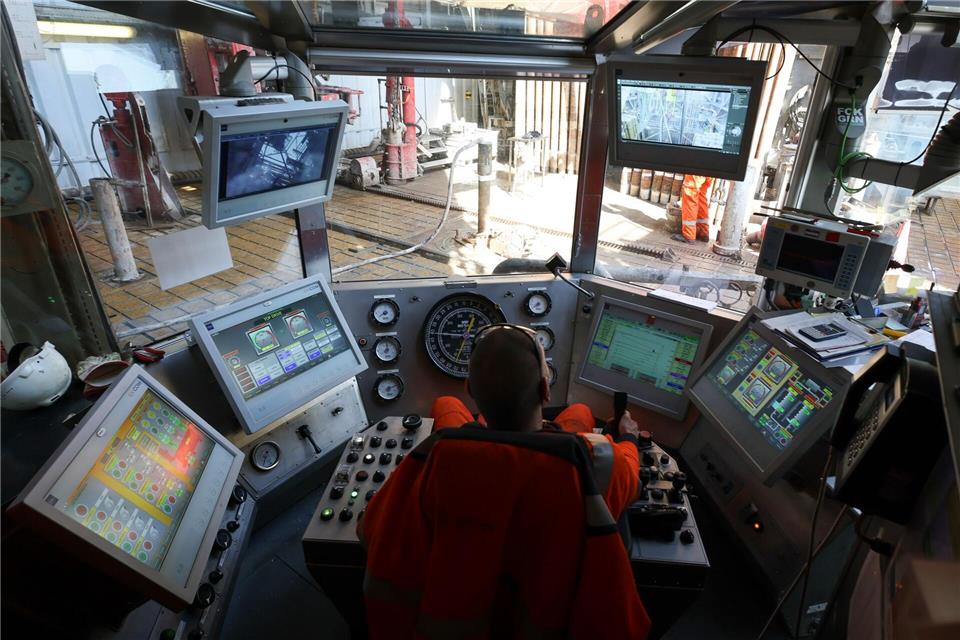Ein Mitarbeiter hat vom Leitstand des Bohrturms aus einen guten Überblick auf die Arbeiten an den neuen Bohrrohren. Christian Charisius/dpa