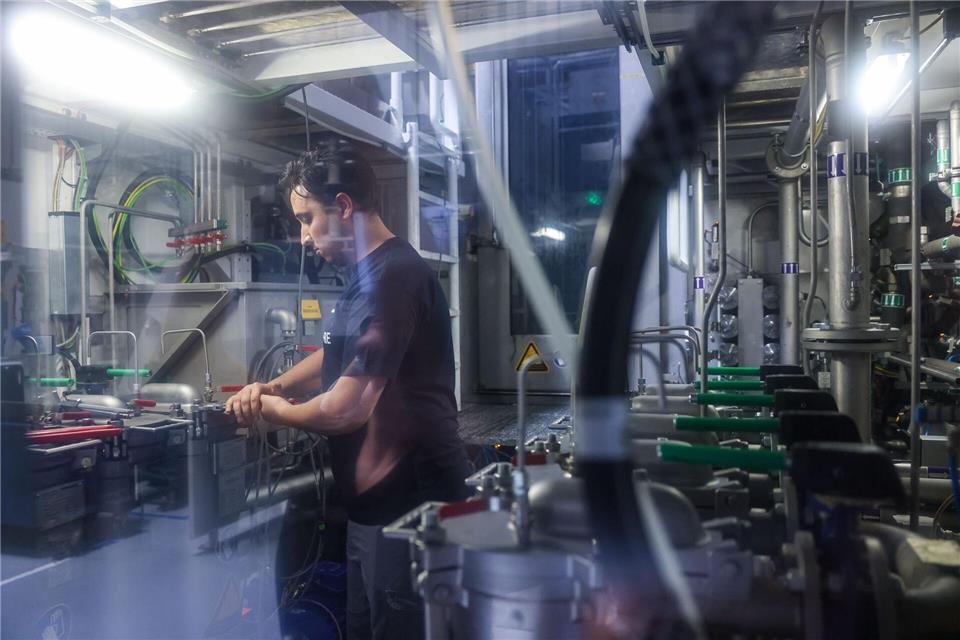 Ein Mitarbeiter prüft bei einem Autozulieferer im Landkreis Zwickau Verschlüsse von Filteranlagen. (Archivbild)Jan Woitas/dpa