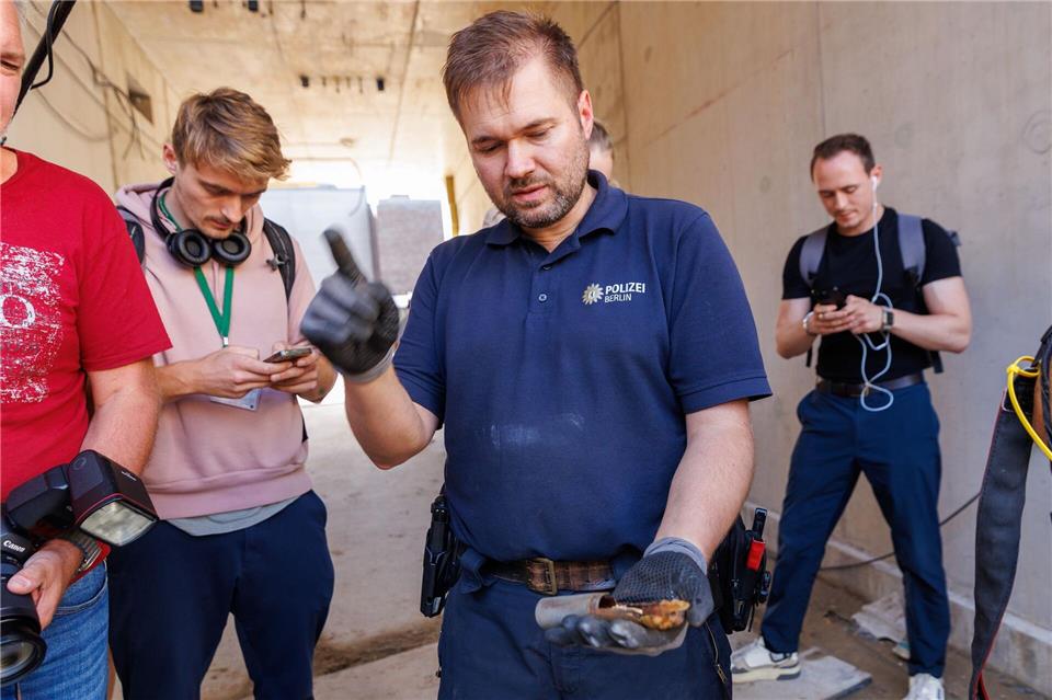 Ein Mitarbeiter vom Kampfmittelräumdienst zeigt den Zünder der entschärften Weltkriegsbombe.Carsten Koall/dpa