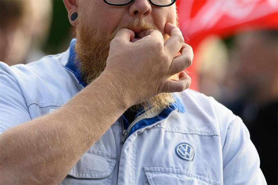 Ein Mitarbeiter von Volkswagen beteiligt sich in Chemnitz an der Protestkundgebung der IG Metall.Hendrik Schmidt/dpa