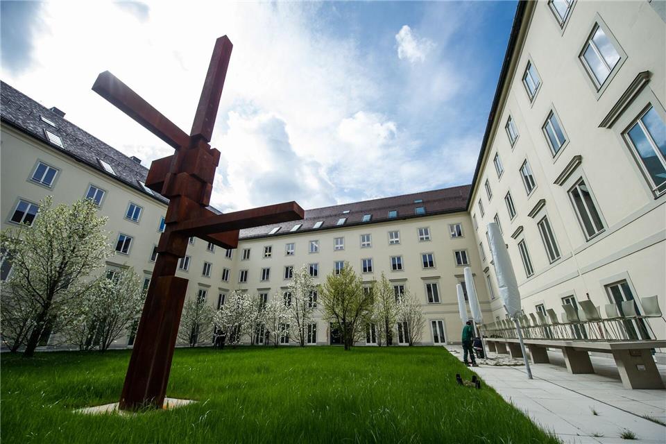 Buttersäure an Eingang zu Erzbistum München verschüttet Ein Mitarbeiter wählte wegen einer stinkenden Flüssigkeit am Eingang des Ordinariat den Notruf. (Symbolbild)picture alliance / dpa
