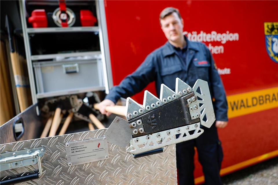 Ein Mitglied der Feuerwehr zeigt das Multifunktionswerkzeug Gorgui, welches ausschließlich für die Bekämpfung von Waldbränden entwickelt wurde.Thomas Banneyer/dpa