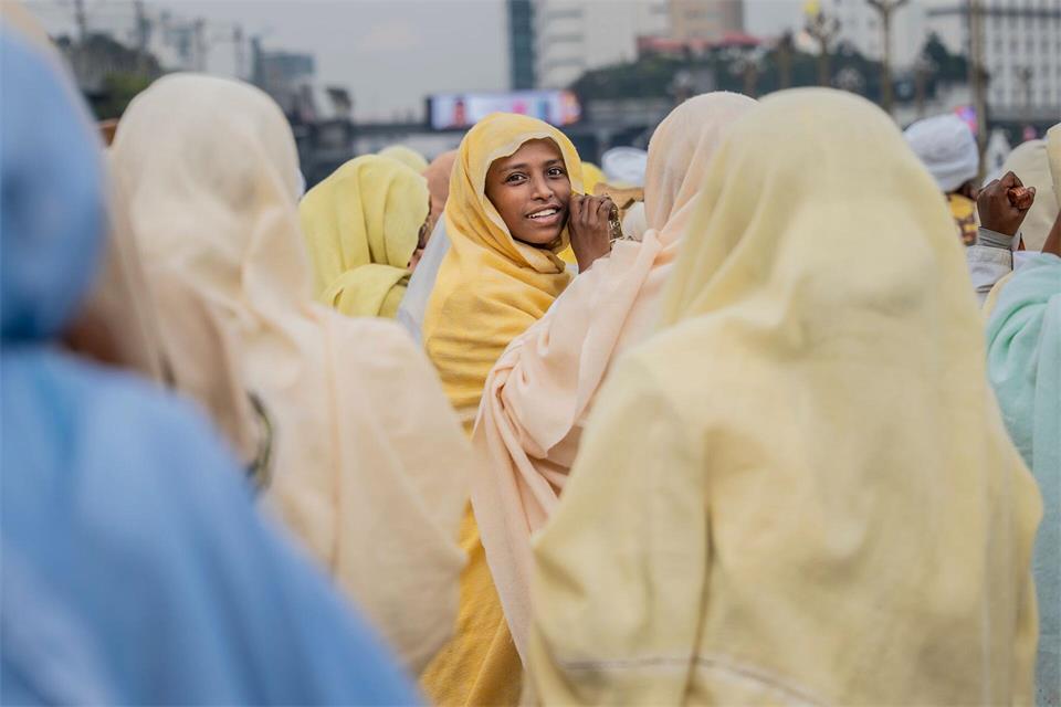 Ein Mitglied eines orthodoxen Chors nimmt in Addis Abeba in Äthiopien an den Feierlichkeiten zu Meskel teil, einem jährlichen Feiertag, an dem der Fund des Wahren Kreuzes durch die römische Kaiserin Helena im vierten Jahrhundert gefeiert wird.Amanuel Sileshi/AP/dpa