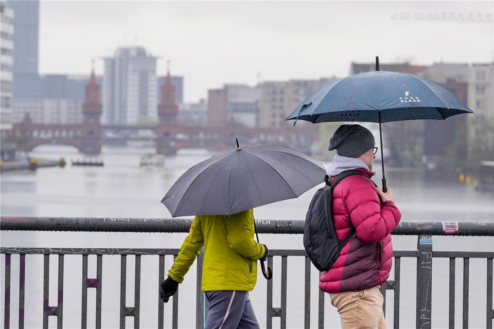 Ein Mix aus Regen und Wolken dominiert die neue Woche, bis sich am Mittwoch die Sonne durchsetzt. (Symbolbild)Soeren Stache/dpa