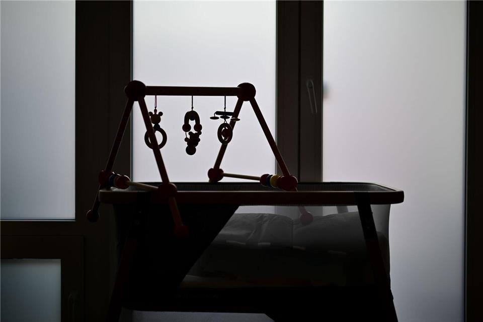 Ein Mobilee steht im 9. Frauen- und Kinderschutzhaus auf einem Bett.Sebastian Christoph Gollnow/dpa