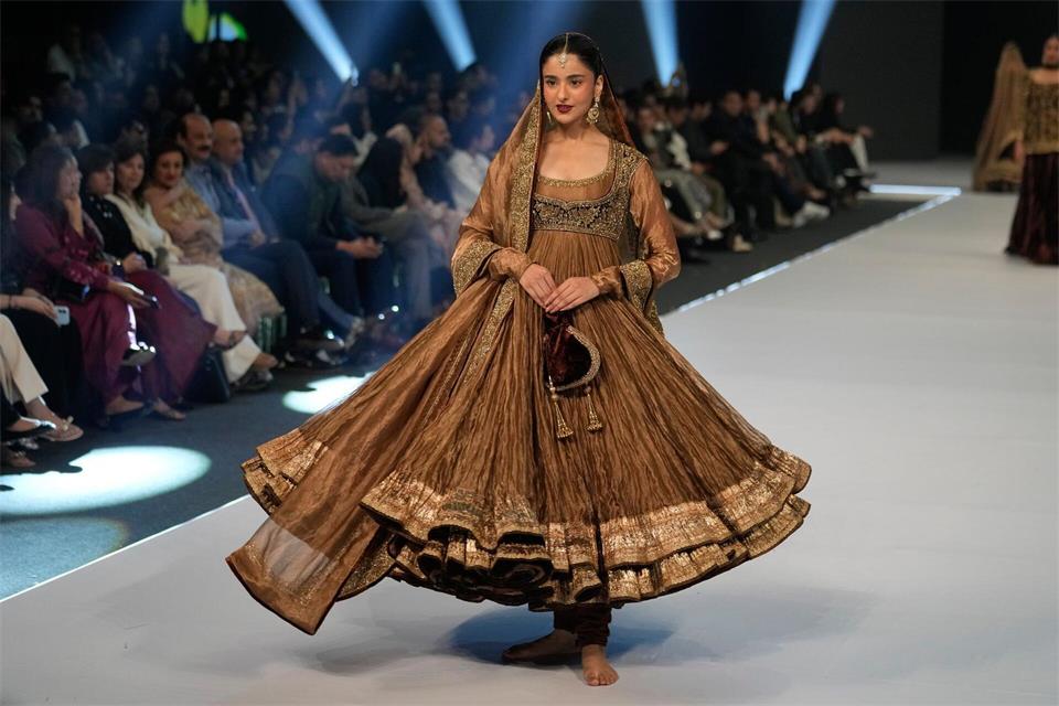 Ein Model präsentiert ein Modell des Designers Mihha.K.M. Chaudary/AP/dpa