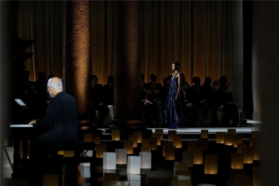 Ein Model trägt im Rahmen der Mailänder Modewoche eine Kreation von Giorgio Armani aus der Kollektion Frühjahr/Sommer 2026.Luca Bruno/AP/dpa