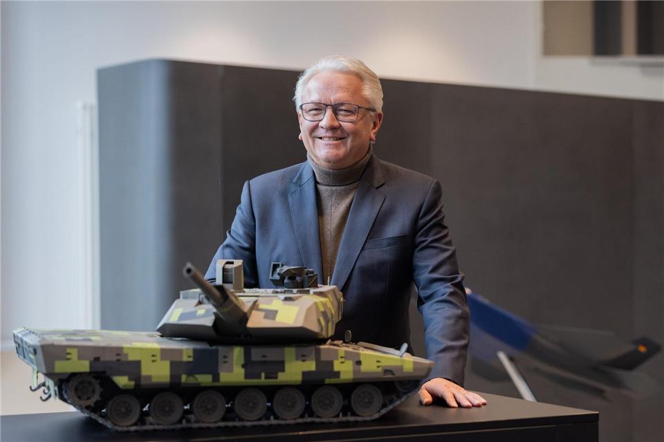 Ein Modell des Kampfpanzers Panther, den Rheinmetall in Italien baut und erste Exemplare 2028 ausliefern möchte. Rolf Vennenbernd/dpa