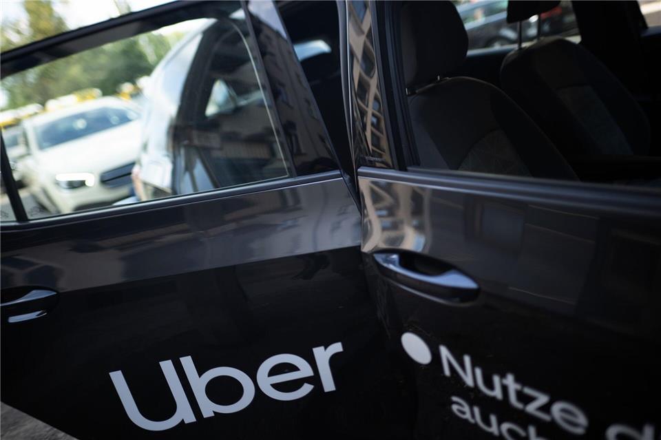 Ein Modellversuch erlaubt Uber und anderen Anbietern eine flexiblere Preisgestaltung. (Symbolbild) Sebastian Gollnow/dpa