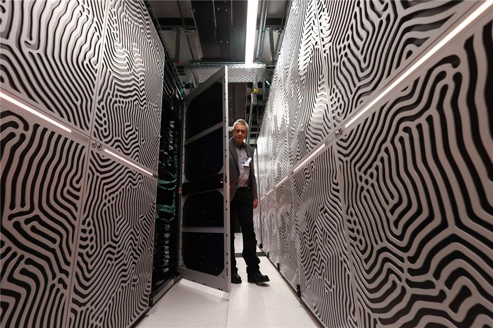 Ein Modul des ersten europäischen Supercomputers der Exascale-Klasse. Mit JUPITER nimmt der erste europäische Supercomputer der Exascale-Klasse  in Jülich seinen Betrieb auf.Rolf Vennenbernd/dpa