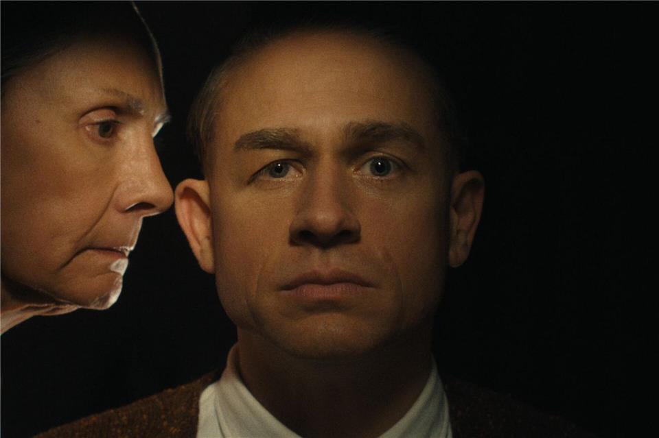 „Monster“-Star Hunnam ringt mit Serienmörder-Rolle Ein Mörder und seine Mutter: „Monster: Die Geschichte von Ed Gein“-/Netflix/dpa
