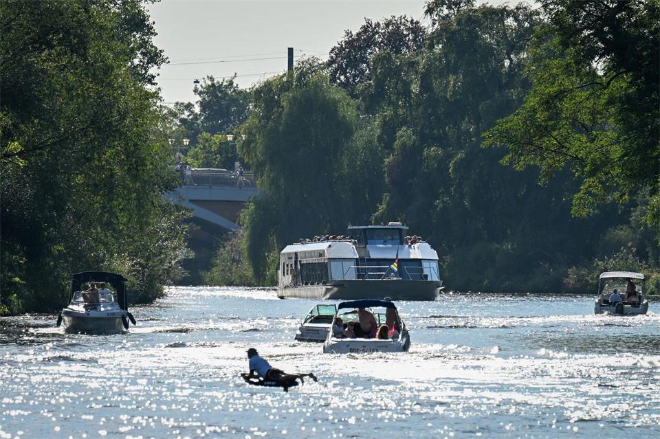 Ein Motorboot ist auf der Potsdamer Havel mit einem Passagierschiff kollidiert. (Symbolbild)Soeren Stache/dpa