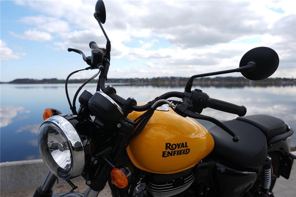 Im Kreis Steinburg gibt es anteilig die meisten Motorräder Ein Motorrad der Marke Royal Enfield steht am Ufer der Schlei in Schleswig-Holstein. (Archivbild) Marcus Brandt/dpa
