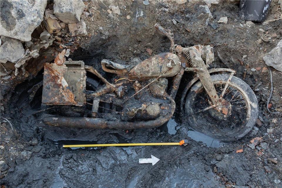 Ein Motorrad der Wehrmacht kam bei Budapest zum Vorschein. Der Volksbund rechnet mit weiteren Funden. Gabor-Kohlrusz/Volksbunds Deutsche Kriegsgräberfürsorge/dpa