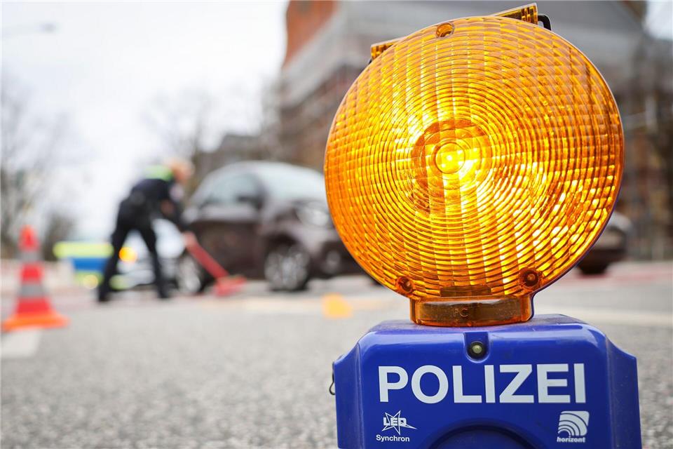 Ein Motorradfahrer ist in Havekost in Schleswig-Holstein von der Straße abgekommen und hat sich lebensgefährlich verletzt. (Illustration)Christian Charisius/dpa