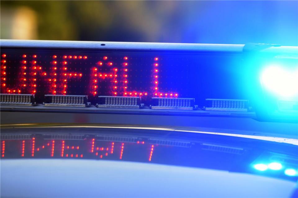 Ein Motorradfahrer ist mehrere Tage nach einem Frontalzusammenstoß gestorben. (Symbolfoto)Stefan Puchner/dpa