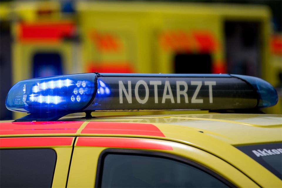 Ein Motorradfahrer stirbt nach einem Unfall im Landkreis Rotenburg. (Symbolbild)Monika Skolimowska/dpa-Zentralbild/dpa