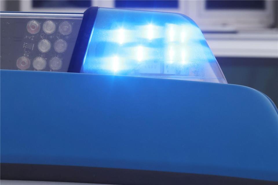 Ein Motorradfahrer wurde auf der Bundesstraße 84 bei Vacha schwer verletzt, nachdem er nacheinander mit zwei Lkw kollidierte. (Symbolbild)Bodo Schackow/dpa