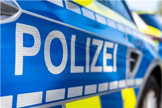 Ein Motorradfahrer wurde bei einem Überholmanöver übersehen und schwer verletzt.