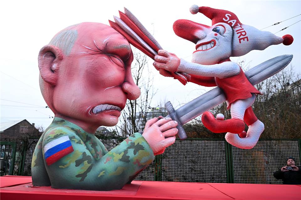 Ein Mottowagen auf dem Putin die Düsseldorfer Karnevalsfigur Hoppeditz aufspießt, fährt aus der Wagenbauhalle in Düsseldorf. Federico Gambarini/dpa