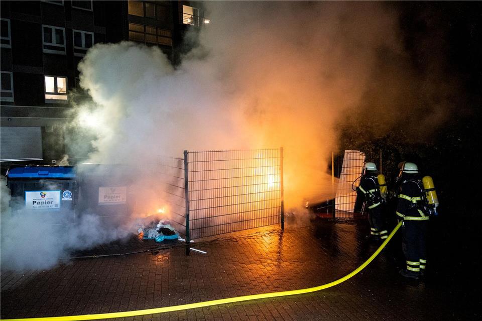 Ein Müllcontainer brennt. Daniel Bockwoldt/dpa