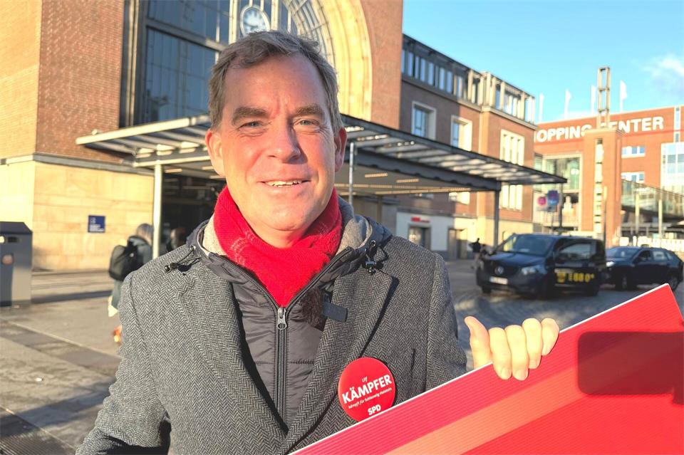 „Ein Nahverkehrsplan muss Verbindlichkeit schaffen und Fortschritt überprüfbar machen“, sagte SPD-Spitzenkandidat Ulf Kämpfer. (Archivbild)André Klohn/dpa